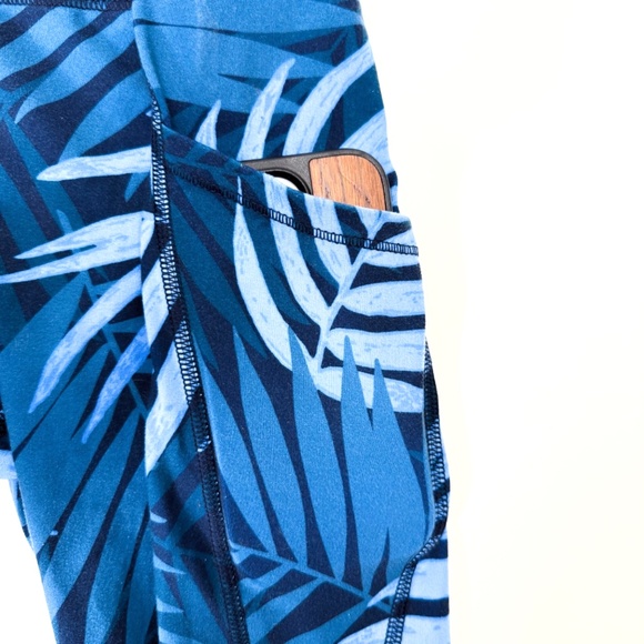 🌴 Old Navy Active Go-Dry 3/4 Capri Leggings Blue Palm Medium Pockets Retail $45 - Picture 6 of 13